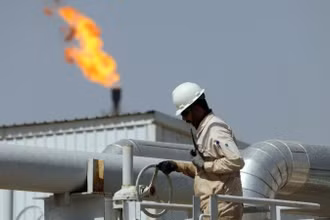 Công nhân làm việc tại nhà máy lọc dầu ở tỉnh Wasit, Iraq. (Ảnh: THX/TTXVN)
