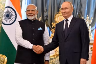 Tổng thống Nga Vladimir Putin và Thủ tướng Ấn Độ Narendra Modi. (Nguồn: AP/TTXVN)