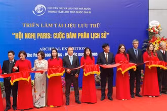 Các đại biểu cắt băng khai mạc Triển lãm.