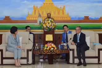 Trưởng Ban Đối ngoại Trung ương Đảng Nhân dân Cách mạng Lào Thongsavanh Phomvihane và đồng chí Nguyễn Thị Hoàng Vân tại buổi làm việc ngày 12/10. (Ảnh: KTP/Pasaxon)