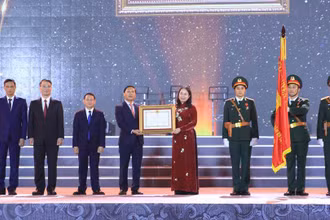 Phó Chủ tịch nước Võ Thị Ánh Xuân trao tặng Huân chương Lao động hạng Ba cho huyện Mê Linh.