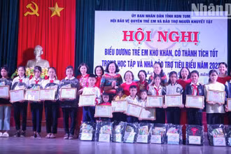 Trao giấy khen biểu dương các em có hoàn cảnh khó khăn, vươn lên trong cuộc sống.