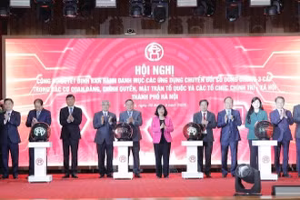 Các đại biểu bấm nút khai trương các ứng dụng chuyển đổi số dùng chung ba cấp trong các cơ quan Đảng, Chính quyền, Đoàn thể thành phố Hà Nội. (Ảnh: QUỐC TOẢN)