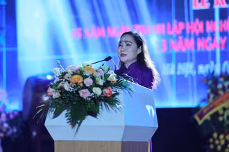 NSND Trịnh Thúy Mùi, Chủ tịch Hội Nghệ sĩ sân khấu Việt Nam trình bày diễn văn kỷ niệm. (Ảnh: THANH TÙNG)