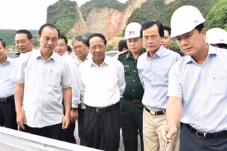 Phó Thủ tướng Lê Văn Thành nghe báo cáo tiến độ dự án tại công trường.