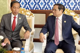 Thủ tướng Phạm Minh Chính gặp Tổng thống Indonesia Joko Widodo. (Nguồn: TTXVN)