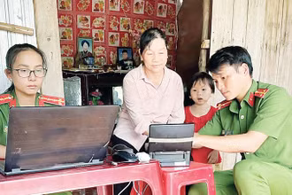 Các chiến sĩ Công an huyện Lộc Ninh đến tận nhà hỗ trợ người dân làm căn cước công dân. (Ảnh: NHẤT SƠN)