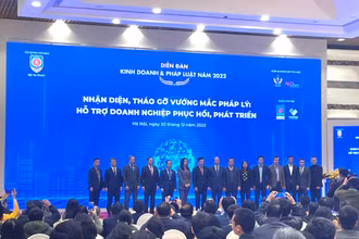 Phó Thủ tướng Phạm Bình Minh cùng các diễn giả tại Diễn đàn.