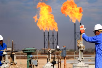 Công nhân làm việc tại một cơ sở khai thác dầu ở Basra, Iraq. (Ảnh: AFP/TTXVN)