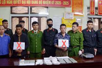 Hai đối tượng Thào Ly Pó và Vàng Mí Co (đánh dấu X) cùng số tang vật 15 bánh heroin bị bắt giữ.