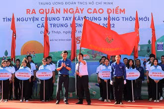 Đồng chí Bùi Quang Huy, Ủy viên dự khuyết Trung ương Đảng, Bí thư Thường trực Trung ương Đoàn (bên trái, hàng đầu) trao cờ tình nguyện cho Đội hình “Trí thức trẻ chuyển giao tiến bộ kỹ thuật” tại xã Tân Kiều (huyện Tháp Mười, tỉnh Đồng Tháp).