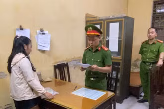 Đối tượng Trần Thị Hoàng Anh, Giám đốc Công ty trách nhiệm hữu hạn Thương mại, Dịch vụ và Du lịch Nhi Anh bị bắt tối 30/10. (Ảnh: Công an cung cấp)