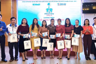 Đại diện Ban Tổ chức chương trình “Chia sẻ cùng thầy cô” năm 2022 trao sổ tiết kiệm tặng các thầy, cô giáo.