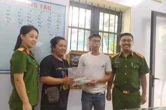 Công an thành phố Thái Bình tổ chức trao trả 102 triệu đồng cho người bị mất tài sản. (Ảnh: Công an cung cấp)