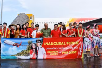 Phi hành đoàn chuyến bay VJ956 của hãng hàng không Vietjet Air chụp ảnh cùng đại diện Cảng Hàng không quốc tế Phú Quốc.
