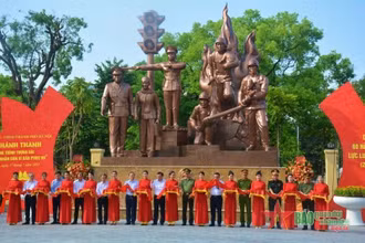 Các đại biểu cắt băng khánh thành tượng đài.