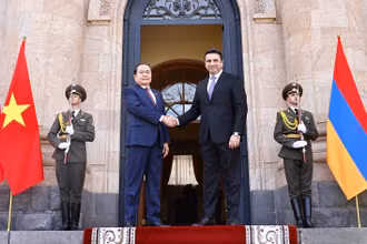 Chủ tịch Quốc hội Armenia Alen Simonyan đón Chủ tịch Quốc hội Trần Thanh Mẫn. (Ảnh: TTXVN)