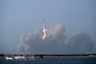 Tàu vũ trụ Starship thế hệ mới được phóng từ Sân bay vũ trụ Starbase của SpaceX ở Boca Chica, bang Texas, Mỹ. (Ảnh: AFP/TTXVN)