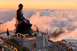 Đại Tượng Phật A Di Đà trên đỉnh Fansipan-Sa Pa, được mệnh danh là "nóc nhà Đông Dương". (Ảnh: TL)