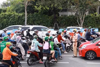 Cảnh sát giao thông có mặt từ sớm ở khu vực dưới chân cầu Sài Gòn để điều tiết phương tiện lưu thông.