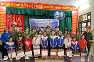 Tặng quà cho các em học sinh có hoàn cảnh khó khăn vượt khó học tập trên địa bàn xã Mường Và.