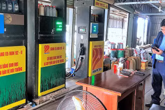 Lực lượng chức năng Cà Mau kiểm tra một đơn vị bán lẻ xăng dầu và phát hiện sai phạm tại đơn vị này. 