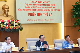 Chủ tịch Quốc hội Vương Đình Huệ và các Phó Chủ tịch Quốc hội dự và chủ trì phiên họp. (Ảnh: DUY LINH)
