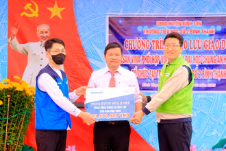 Trao tặng dụng cụ học tập cho Trường tiểu học số 2 Bình Thạnh, huyện Bình Sơn.