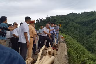 Ông Khuất Việt Hùng đến thị sát điểm xảy ra vụ tai nạn làm 4 người chết, 2 người bị thương tối 10/8.