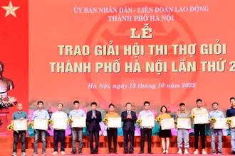 Phó Chủ tịch Tổng Liên đoàn Lao động Việt Nam Trần Văn Thuật và Phó Chủ tịch Ủy ban nhân dân Thành phố Hà Nội Chử Xuân Dũng trao giải nhất tặng các thí sinh.