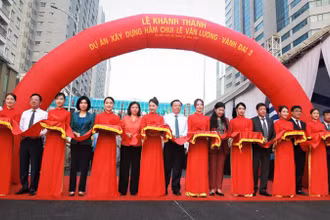 Lãnh đạo thành phố Hà Nội cắt băng khánh thành hầm chui Lê Văn Lương.