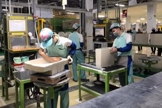 Hoạt động sản xuất tại Công ty TNHH TOTO Việt Nam - chi nhánh Hưng Yên, khu công nghiệp Thăng Long II, tỉnh Hưng Yên.