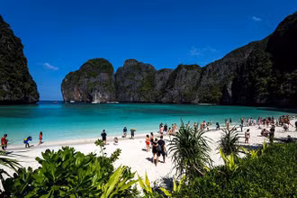 Du khách trên bãi biển vịnh Maya, tỉnh Krabi, Thái Lan. (Ảnh: Reuters)