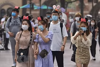Khách tham quan tại công viên giải trí Disneyland ở Thượng Hải, Trung Quốc. (Ảnh: AFP/TTXVN)