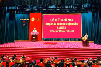 Quang cảnh lễ bế giảng.