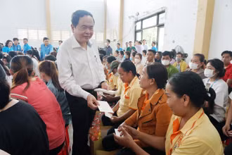 Đồng chí Trần Thanh Mẫn tặng quà chúc Tết công nhân, người lao động tại Sóc Trăng.