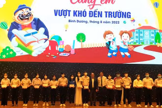 Lãnh đạo Ủy ban nhân dân tỉnh Bình Dương trao học bổng cho các em học sinh tại Chương trình “Tiếp sức đến trường”.