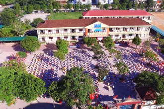 Trường Trung học cơ sở Nguyễn Du (thành phố Hà tĩnh) - một trong hai trường đầu tiên của tỉnh Hà Tĩnh được công nhận đạt chuẩn quốc gia.