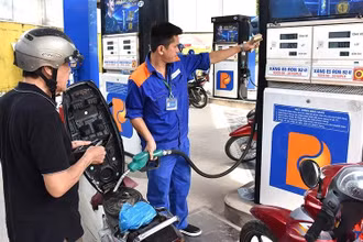 Sau trích lập quỹ bình ổn, giá xăng E5 RON92 và RON95 cùng đi ngang. (Ảnh: ANH SƠN)