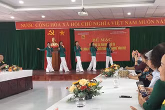 Giao lưu văn nghệ sĩ tại lễ bế mạc Trại sáng tác văn học đề tài "Lực lượng vũ trang-Chiến tranh cách mạng" năm 2022 tại Cần Thơ.