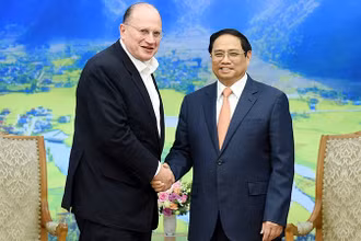 Thủ tướng Phạm Minh Chính (bên phải) tiếp ông Mark Tucker, Chủ tịch Tập đoàn Ngân hàng HSBC (Anh). (Ảnh: TRẦN HẢI)