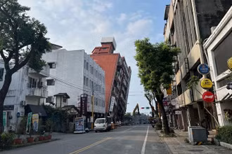 Tòa nhà bị đổ nghiêng sau trận động đất tại Hoa Liên, Đài Loan, Trung Quốc, ngày 4/4. (Ảnh: THX/TTXVN)