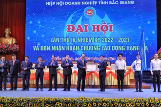 Nghi lễ trao Huân chương Lao động hạng Ba cho Hiệp Hội các doanh nghiệp tỉnh Bắc Giang.
