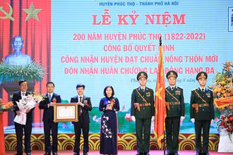 Lãnh đạo huyện Phúc Thọ đón nhận Quyết định công nhận đạt chuẩn nông thôn mới. (Ảnh: QUANG ANH)