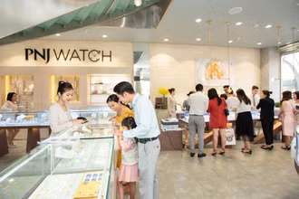 Khách hàng đến cửa hàng từ rất sớm để “hái lộc” Thần Tài.