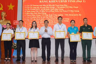 Tặng Bằng khen của Ủy ban nhân dân tỉnh Hậu Giang cho các doanh nghiệp.