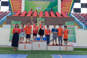 Trao thưởng cho các vận động viên nhí.