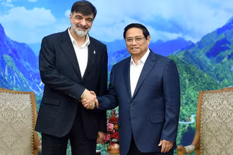 Thủ tướng Phạm Minh Chính (bên phải) tiếp Chuẩn tướng Ahmad Reza Radan, Tư lệnh Bộ Thực thi pháp luật Iran.