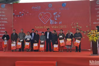 Phó Chủ tịch Quốc hội Trần Quang Phương tham dự và tặng quà cho hộ nghèo tại chương trình “Tết nhân ái” tại Đà Nẵng.