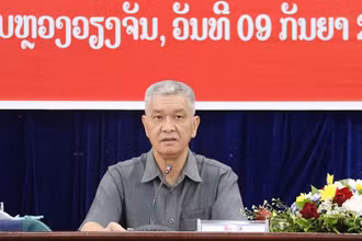 Đồng chí Anouphap Tounalom, Bí thư Trung ương Đảng Nhân dân Cách mạng Lào, Bí thư Thành ủy, Chủ tịch Hội đồng nhân dân thành phố Vientiane chủ trì lễ kỷ niệm. (Ảnh: LÊ DUY TOÀN)
